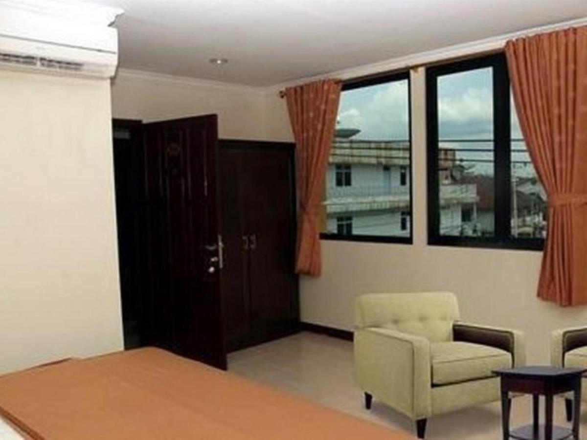 Hotel Aroma Inn Pontianak Exterior photo